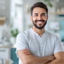 Dentista in studio con abbigliamento professionale e sorriso fiducioso